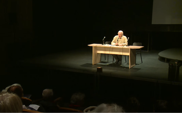 Une image contenant intérieur, sombre, table
Description générée automatiquement